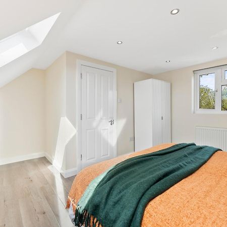 Stylish Wembley Gem - Parking -Sleeps 14 London Bagian luar foto