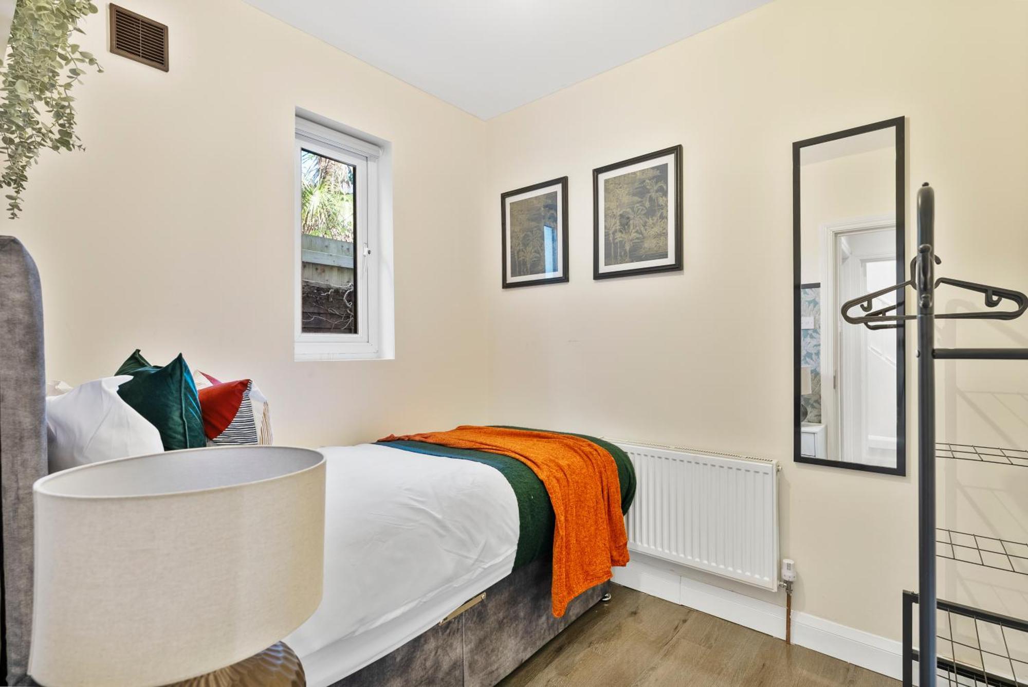 Stylish Wembley Gem - Parking -Sleeps 14 London Bagian luar foto