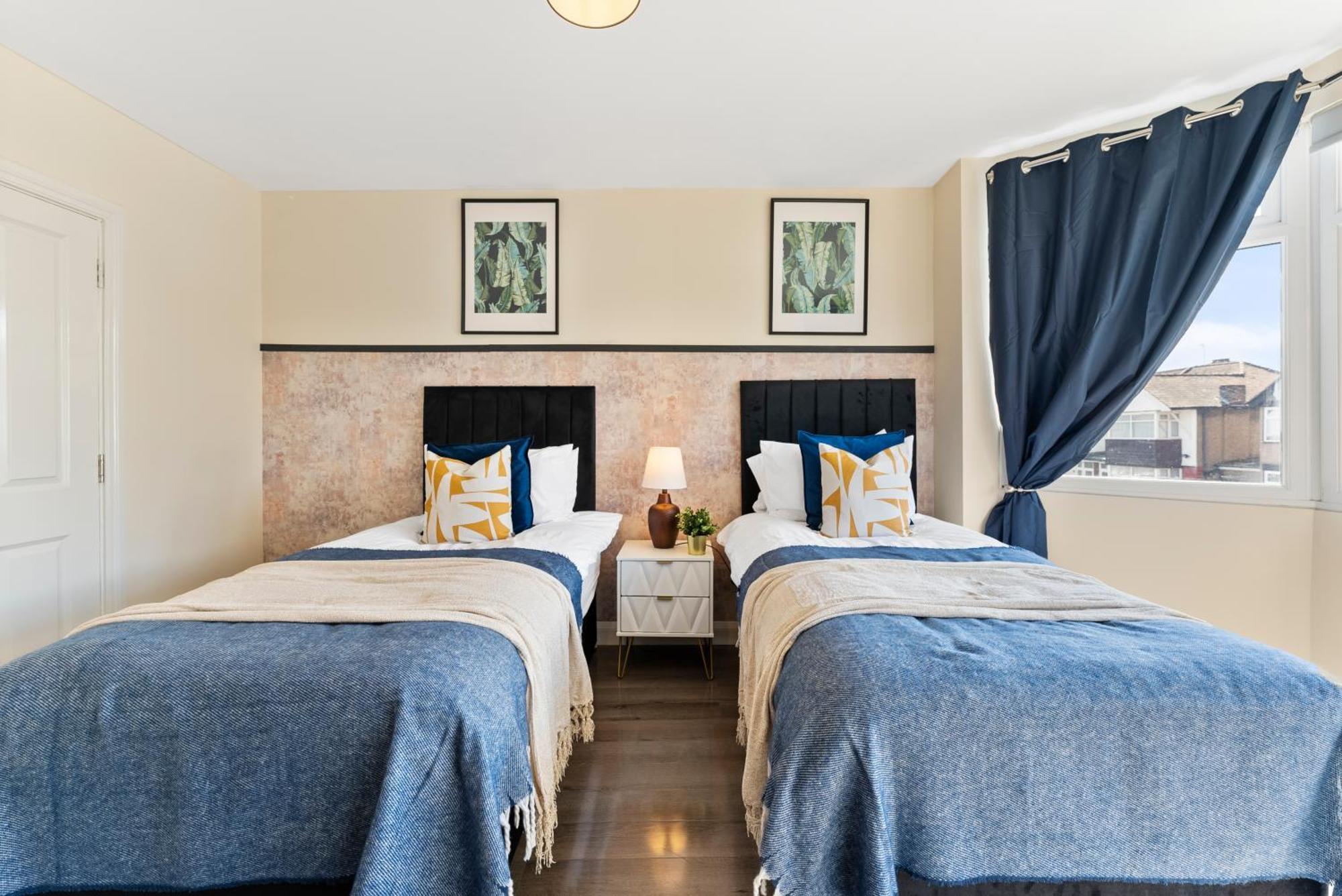 Stylish Wembley Gem - Parking -Sleeps 14 London Bagian luar foto