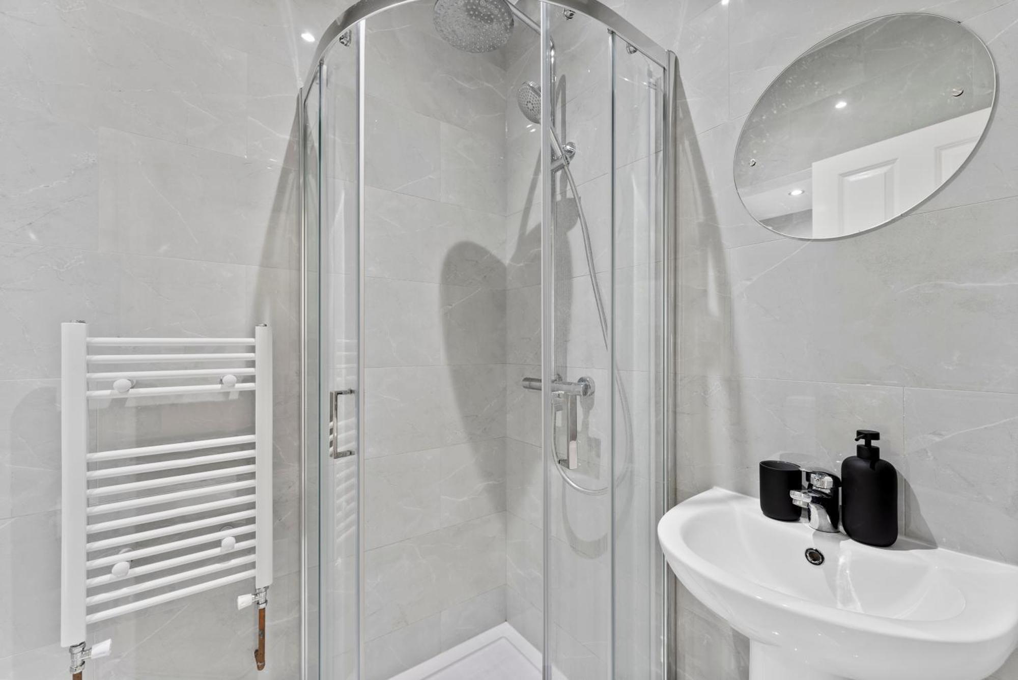 Stylish Wembley Gem - Parking -Sleeps 14 London Bagian luar foto