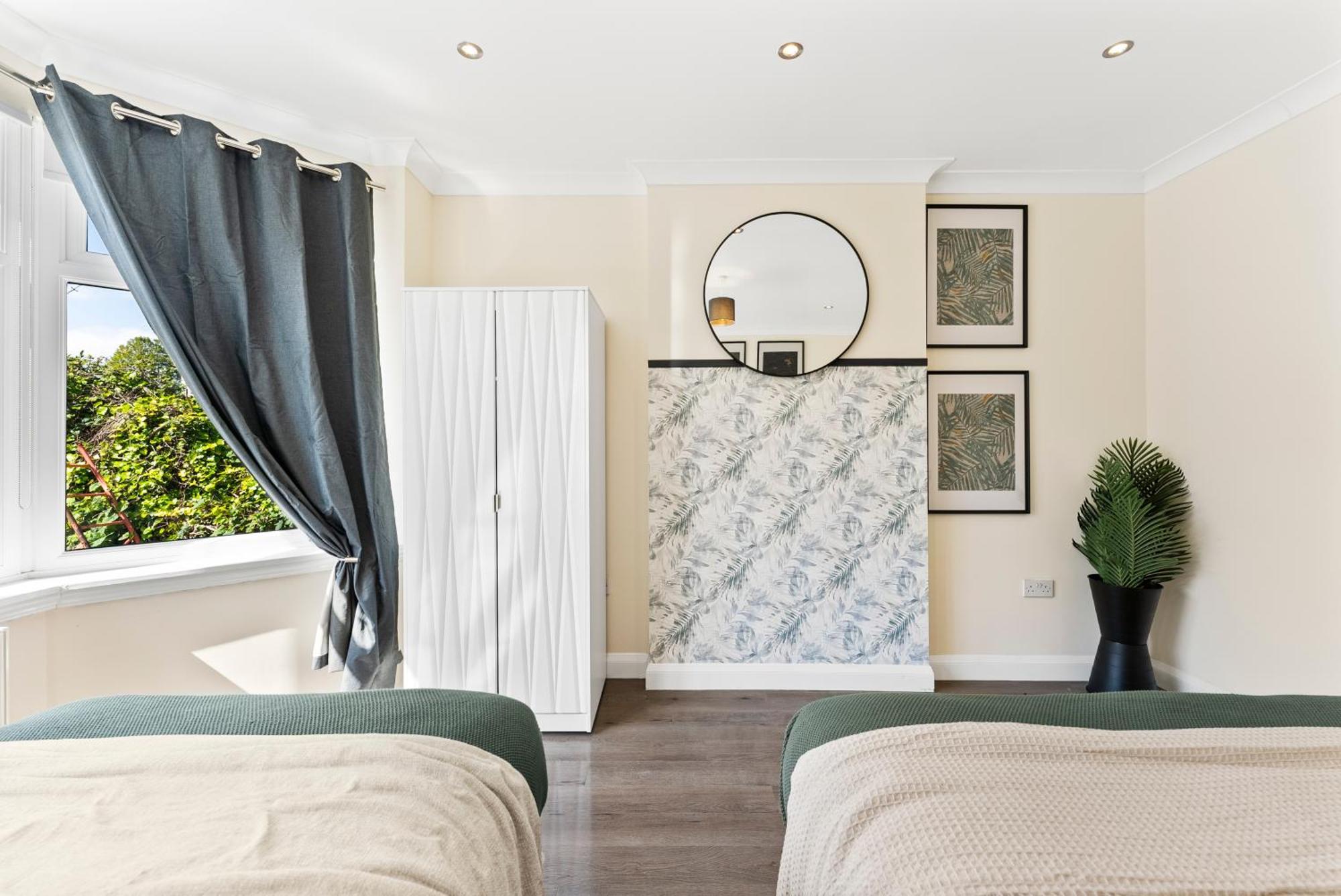 Stylish Wembley Gem - Parking -Sleeps 14 London Bagian luar foto