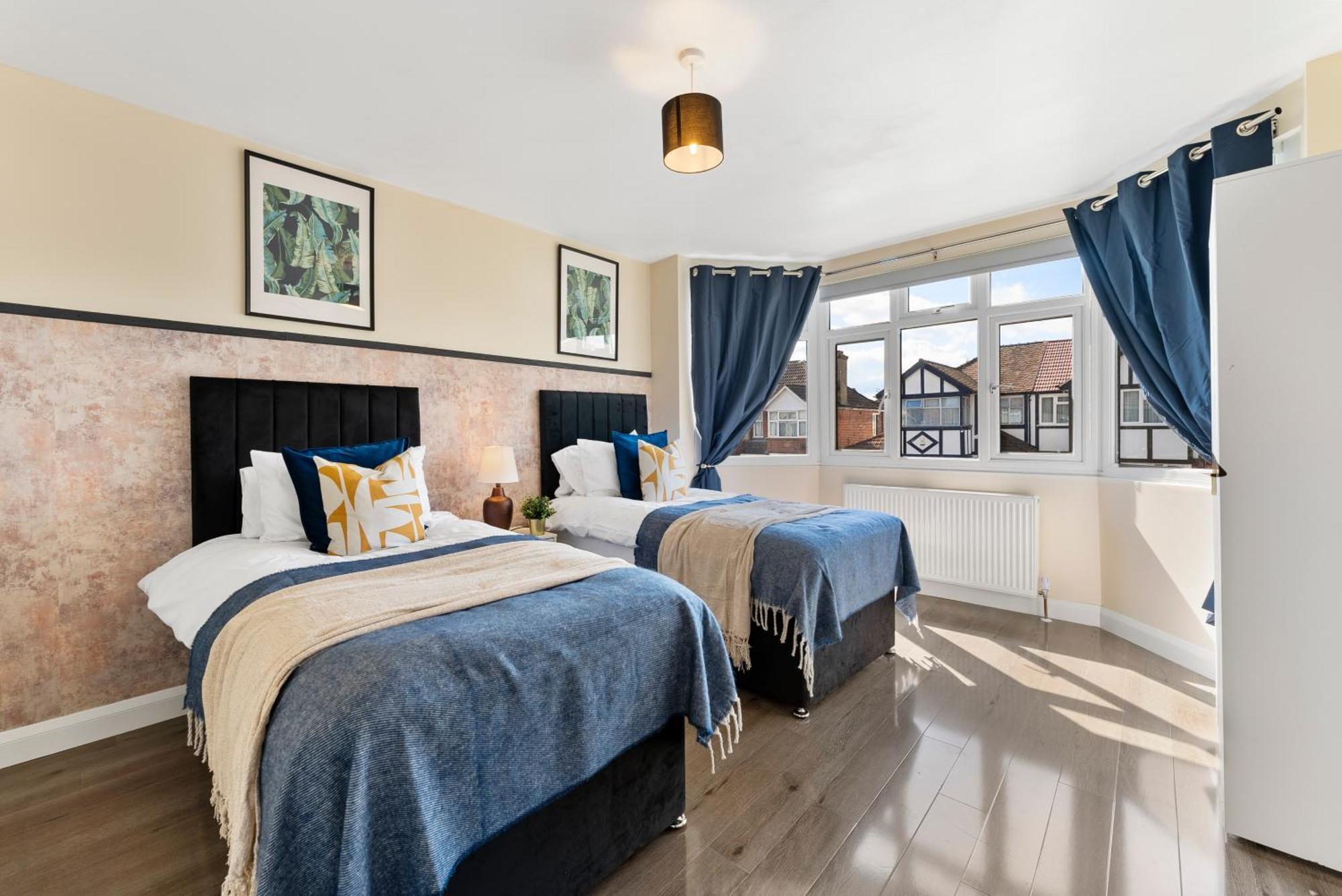 Stylish Wembley Gem - Parking -Sleeps 14 London Bagian luar foto