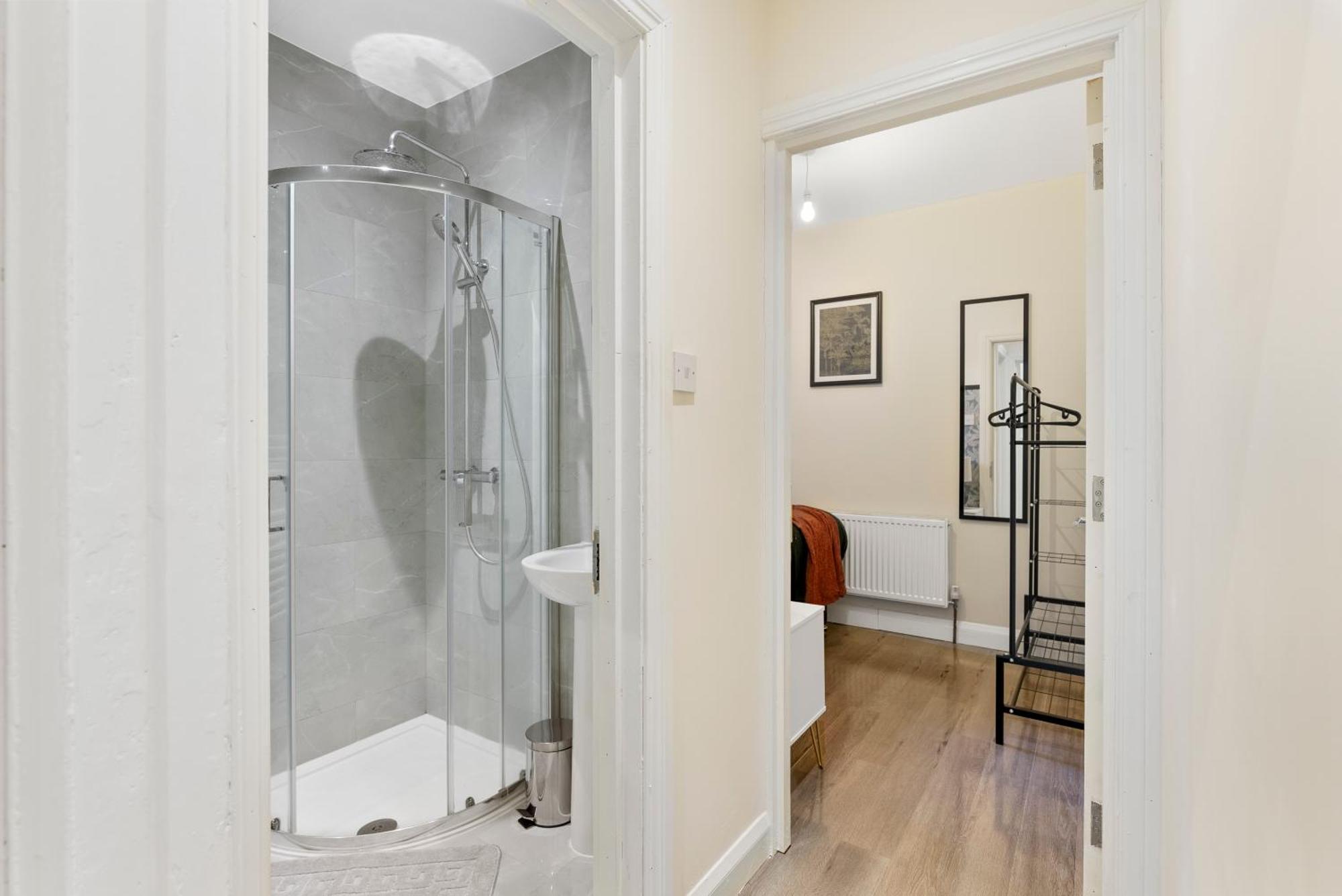 Stylish Wembley Gem - Parking -Sleeps 14 London Bagian luar foto