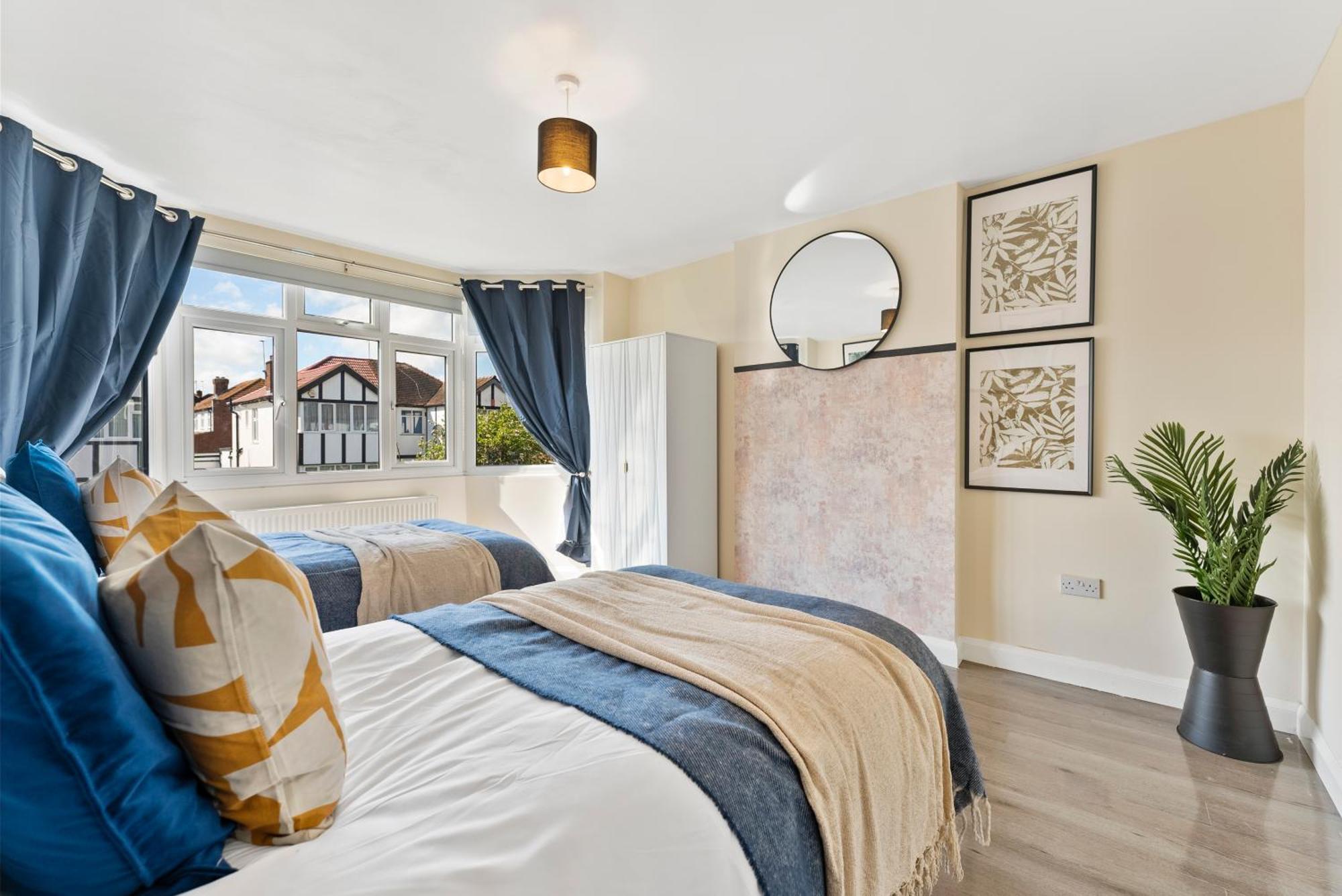 Stylish Wembley Gem - Parking -Sleeps 14 London Bagian luar foto