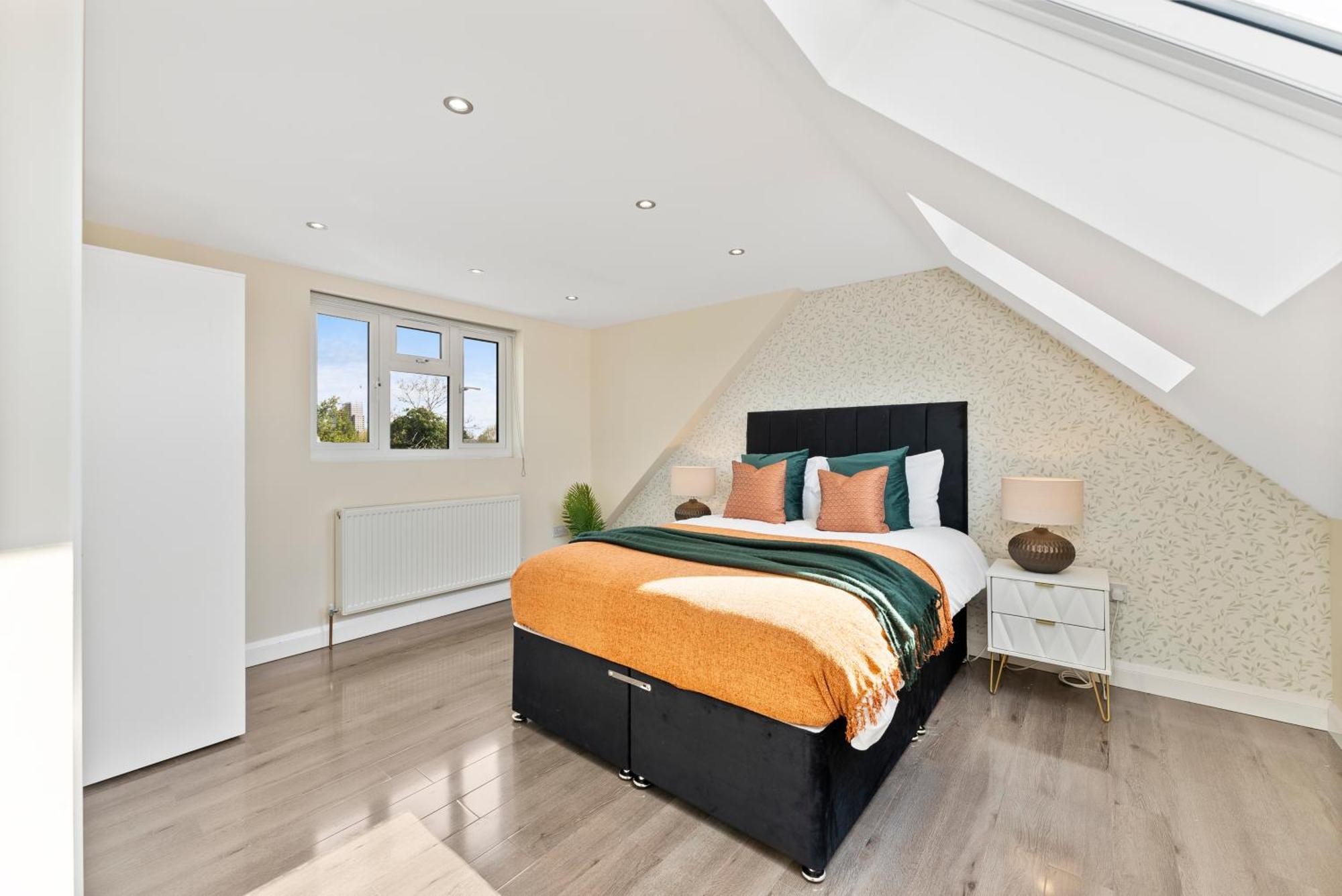 Stylish Wembley Gem - Parking -Sleeps 14 London Bagian luar foto