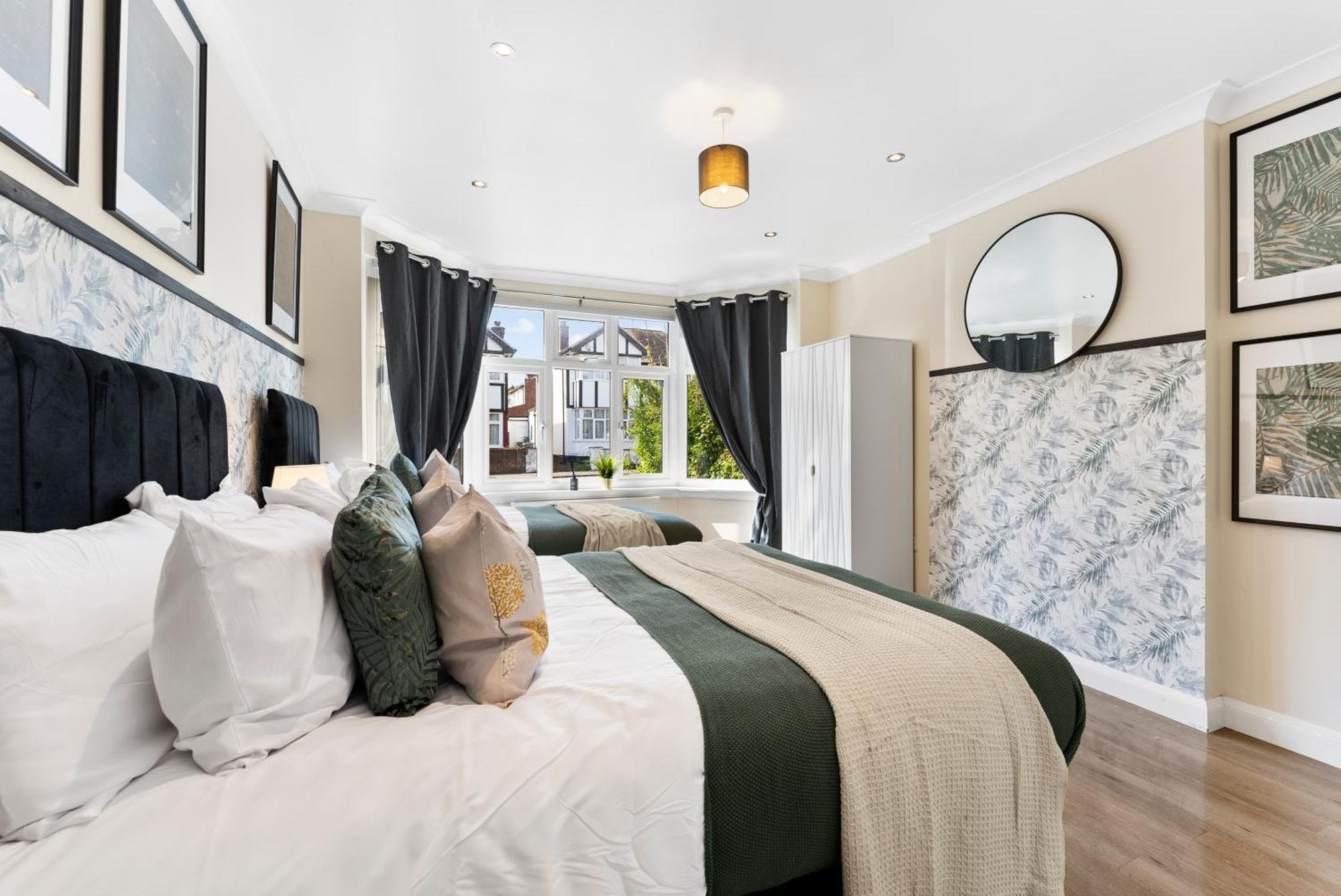 Stylish Wembley Gem - Parking -Sleeps 14 London Bagian luar foto