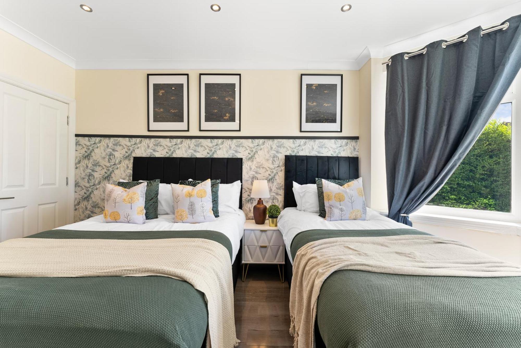 Stylish Wembley Gem - Parking -Sleeps 14 London Bagian luar foto