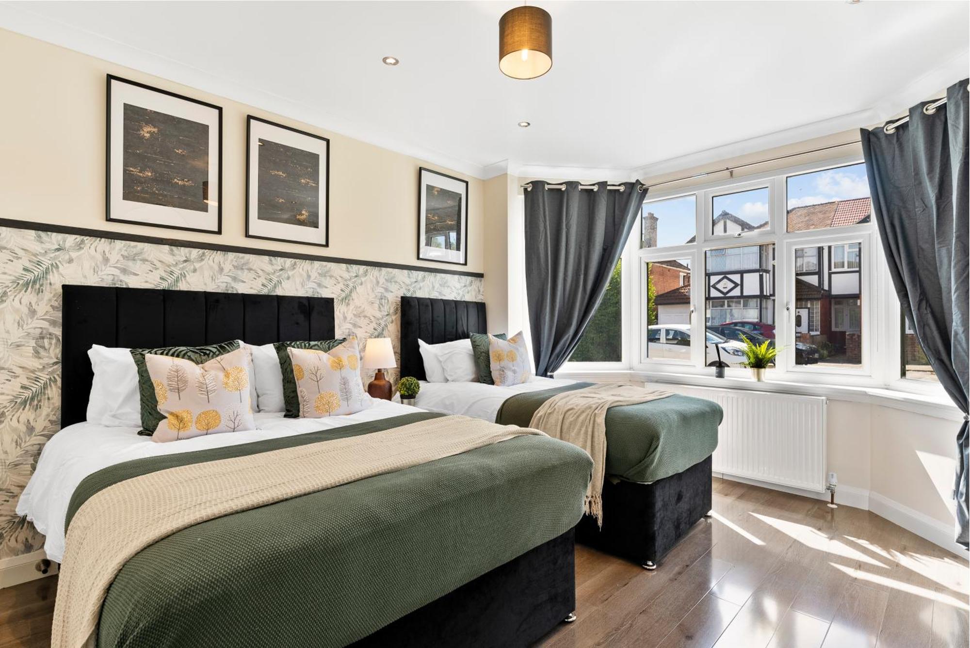 Stylish Wembley Gem - Parking -Sleeps 14 London Bagian luar foto